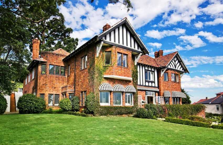 Кирпичный дом: фото традиционных фасадов и нестандартных архитектурных решений