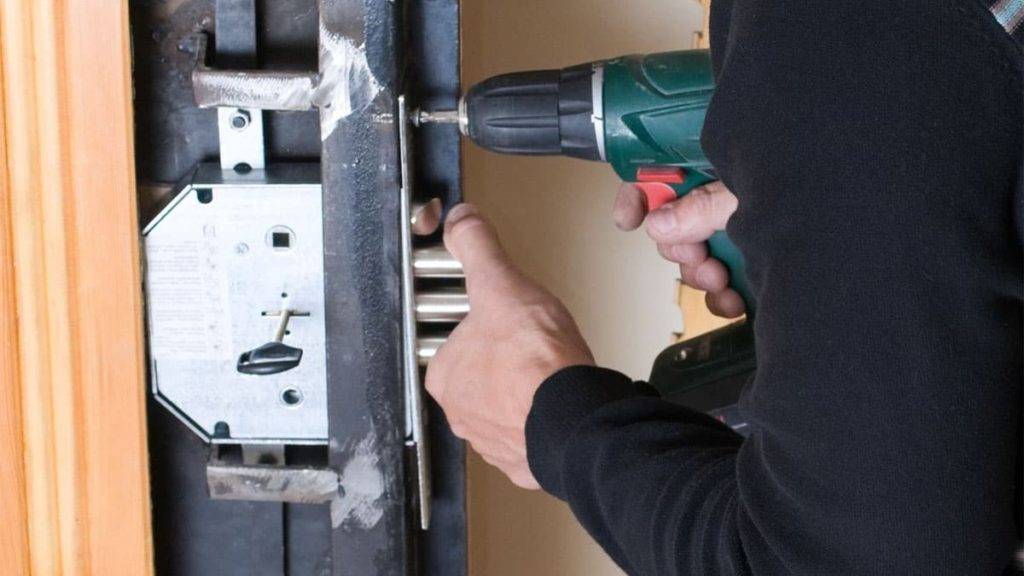 Ремонт металлических входных дверей: как самостоятельно починить полотно