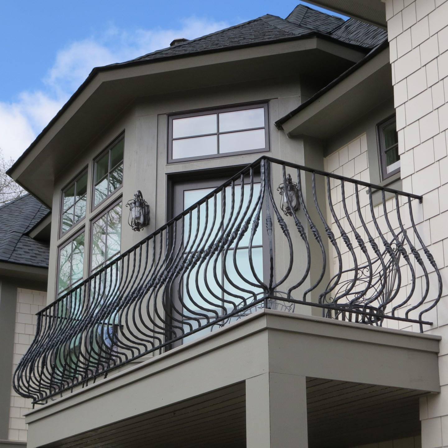 Французский балкон: фото вариантов оформления от классики до современной интерпретации