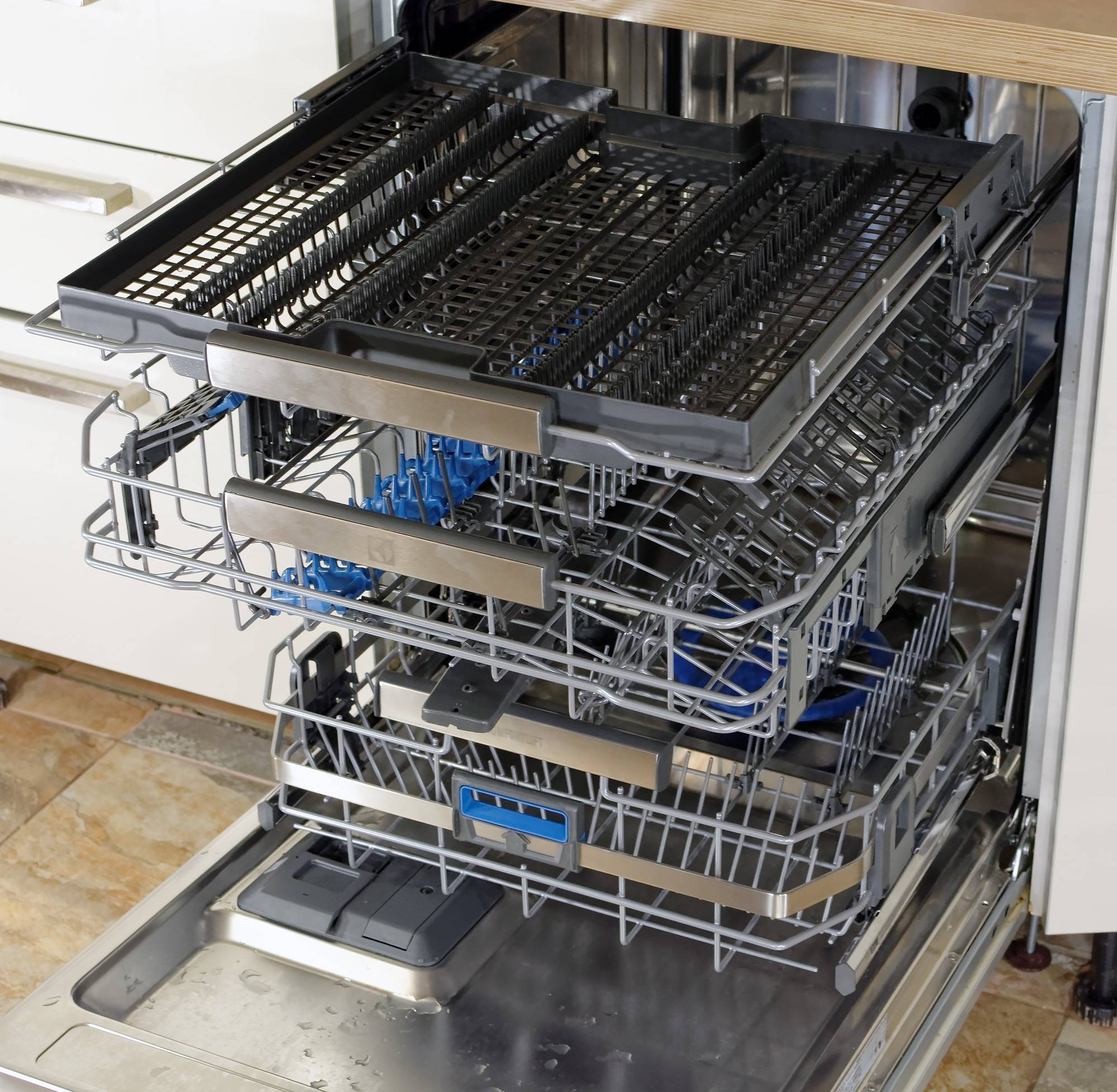 Что делать, если посудомоечная машина не сливает воду и стоит: расшифровка кодов ошибок