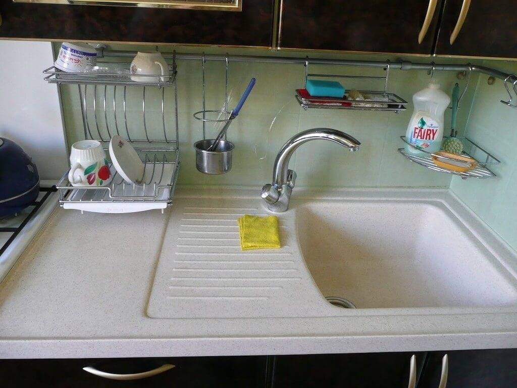 Какую мойку выбрать для угловой кухни: виды, материал и размеры, фото моделей