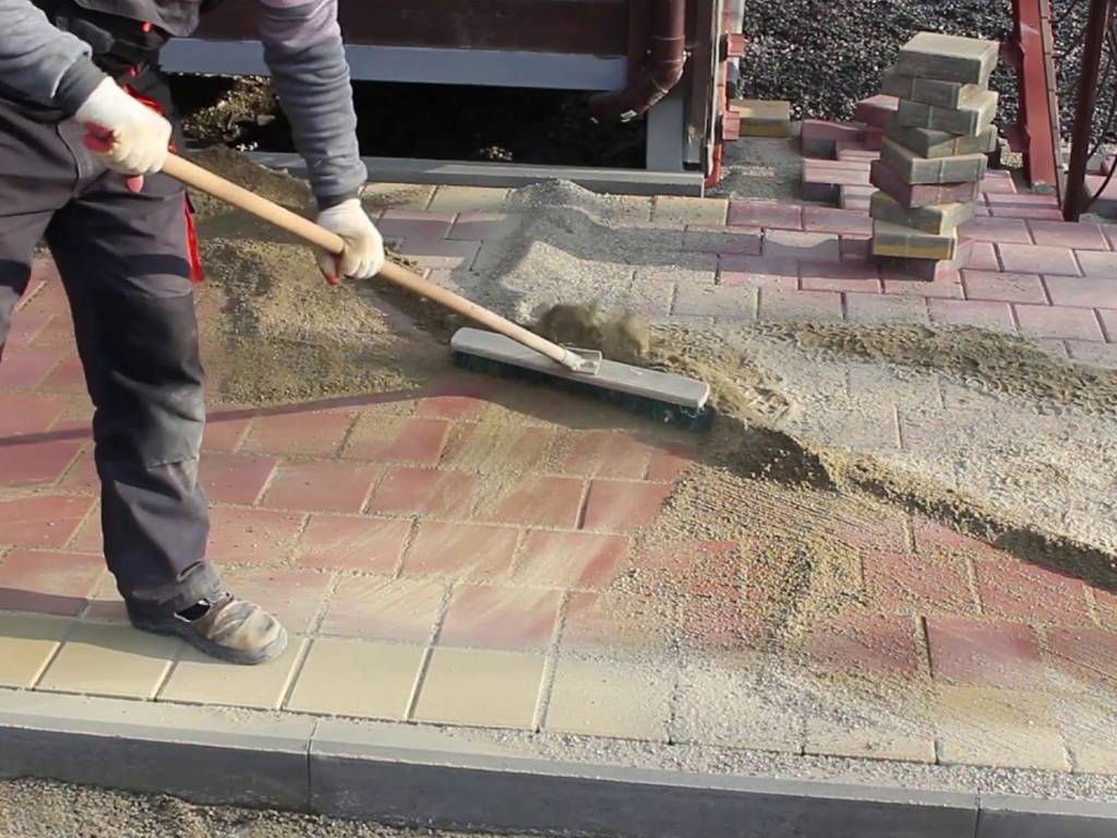 Укладка тротуарной плитки на песок: технология и специфика выполнения работ