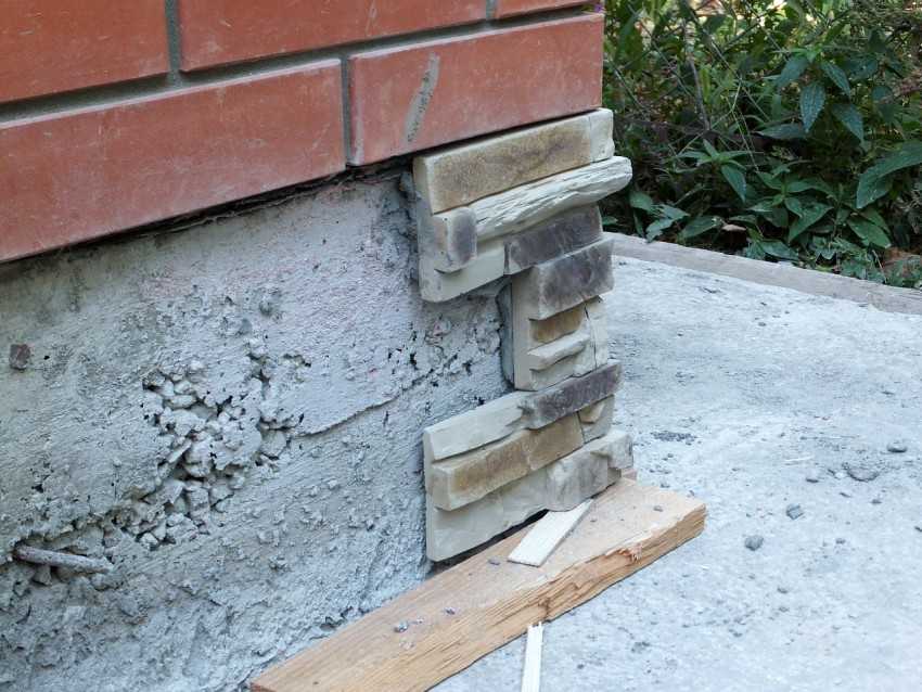 Отделка фундамента дома под камень своими руками: пошаговая инструкция с фото