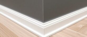 Плинтуса без скуки: как выбрать между напольным, алюминиевым и микроплинтусом