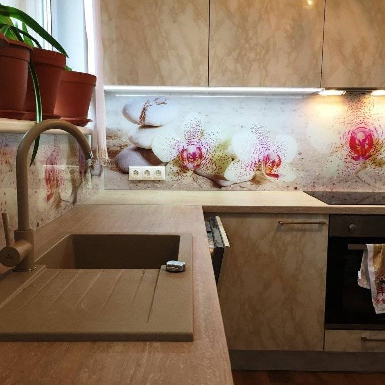 60 топовых идей фартука для кухни из стекла