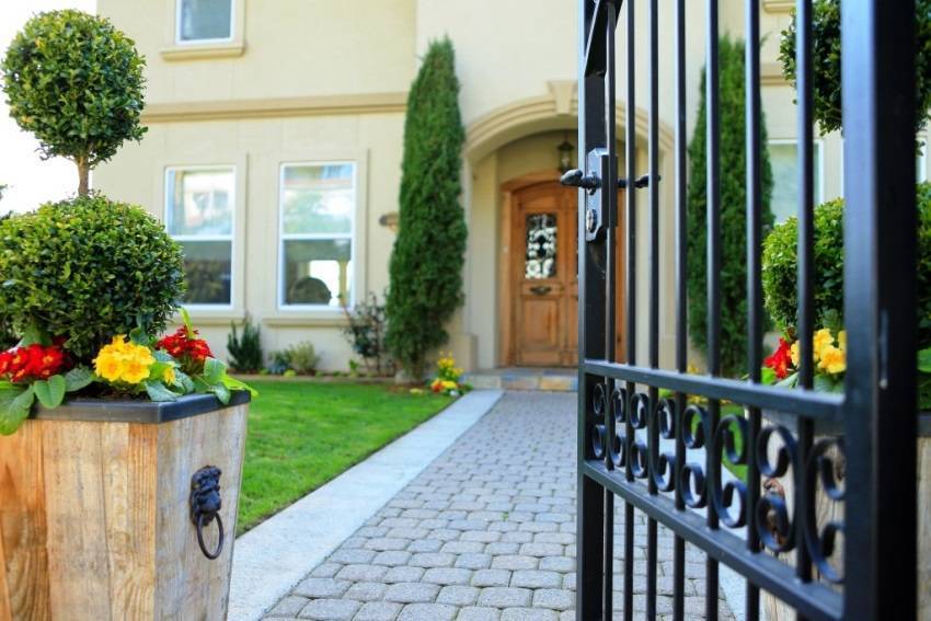 Кованые калитки: фото элегантных металлических конструкций