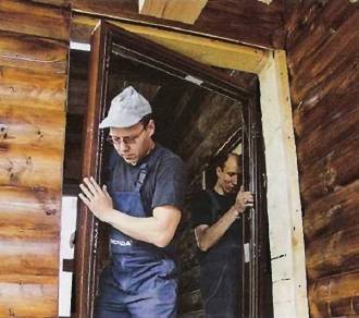 Входная дверь: установка конструкций из металла и дерева