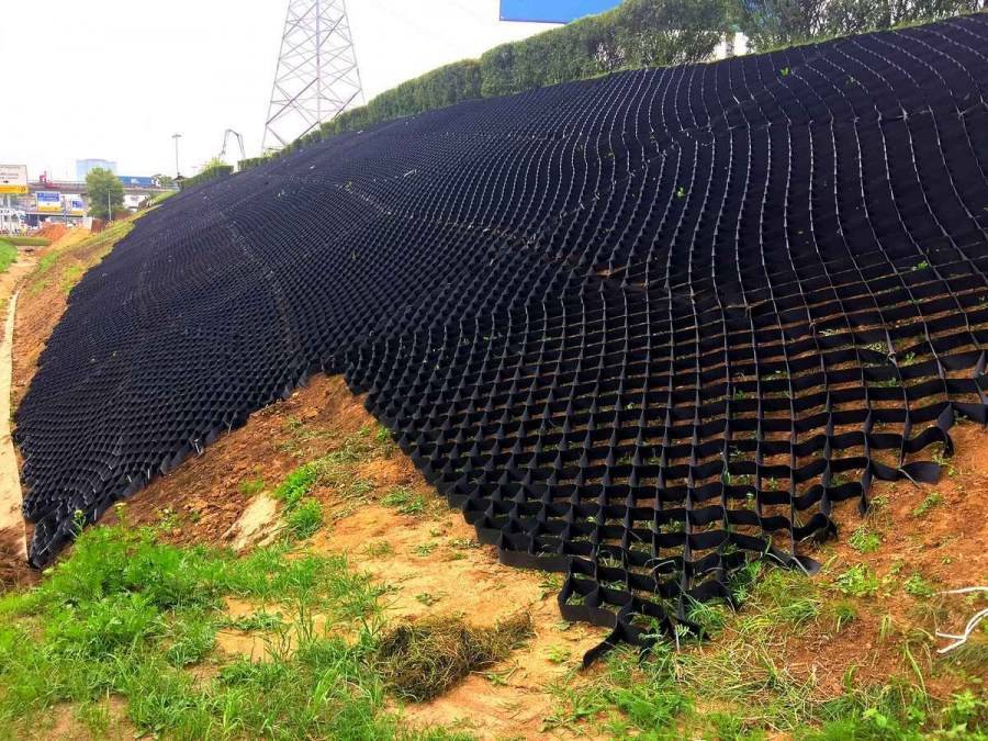 Георешетка для укрепления склонов, водоемов и других ландшафтных элементов