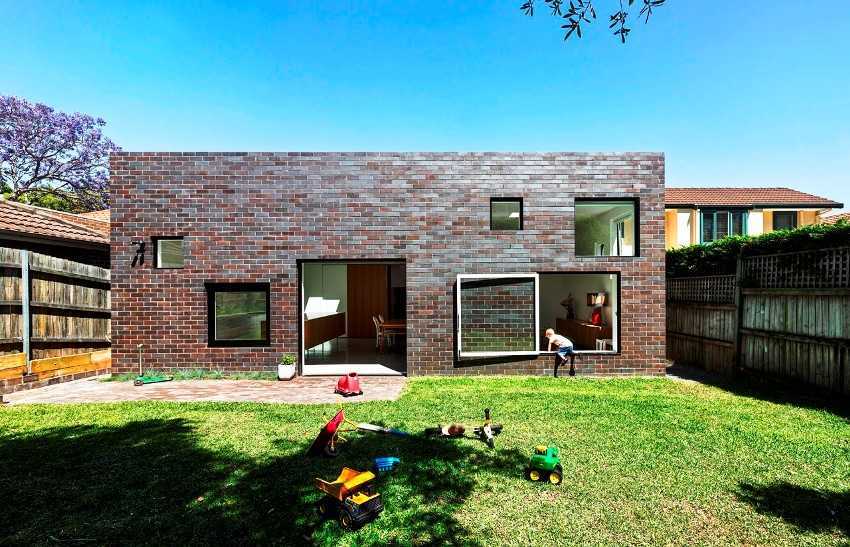 Кирпичный дом: фото традиционных фасадов и нестандартных архитектурных решений