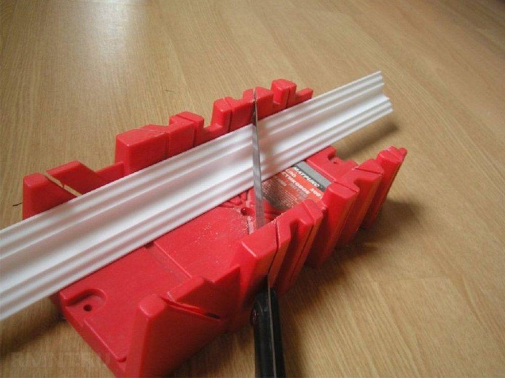 Как сделать угол потолочного плинтуса: пошаговая инструкция с использованием стусла и без него