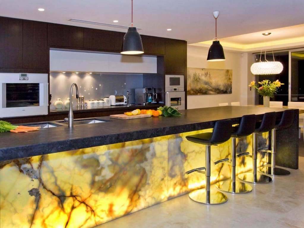 Барный стол для кухни: идеальное совмещение рабочей и обеденной зоны