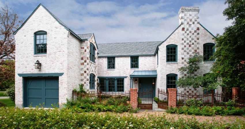 Кирпичный дом: фото традиционных фасадов и нестандартных архитектурных решений