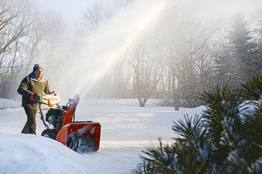Ручной снегоуборщик: особенности конструкции и применения