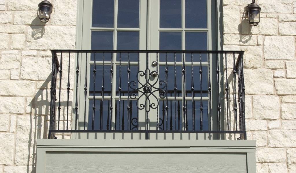 Французский балкон: фото вариантов оформления от классики до современной интерпретации