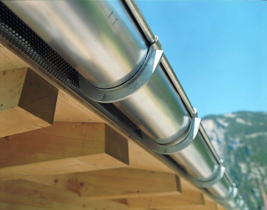 Металлические водостоки для крыши: цены, характеристики и особенности монтажа