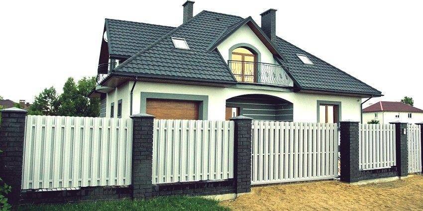 Забор из металлического штакетника: фото аккуратных ограждений