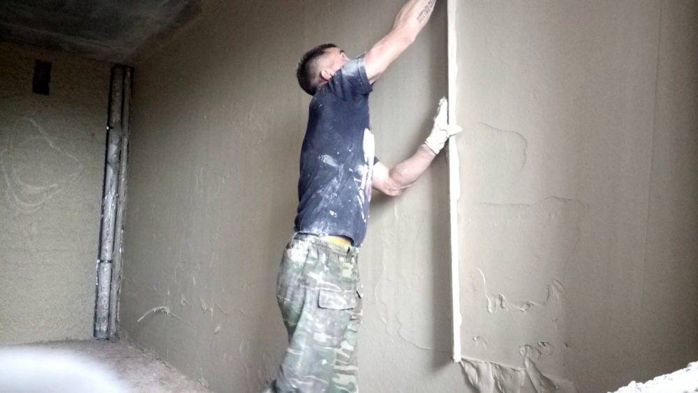 Штукатурка стен без маяков своими руками: пошаговая инструкция по выравниванию