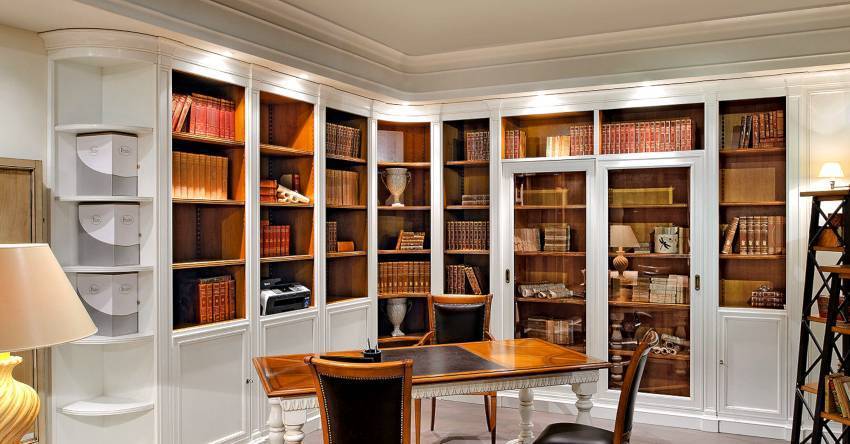 Книжный шкаф со стеклянными дверцами: надежное хранилище литературных сокровищ