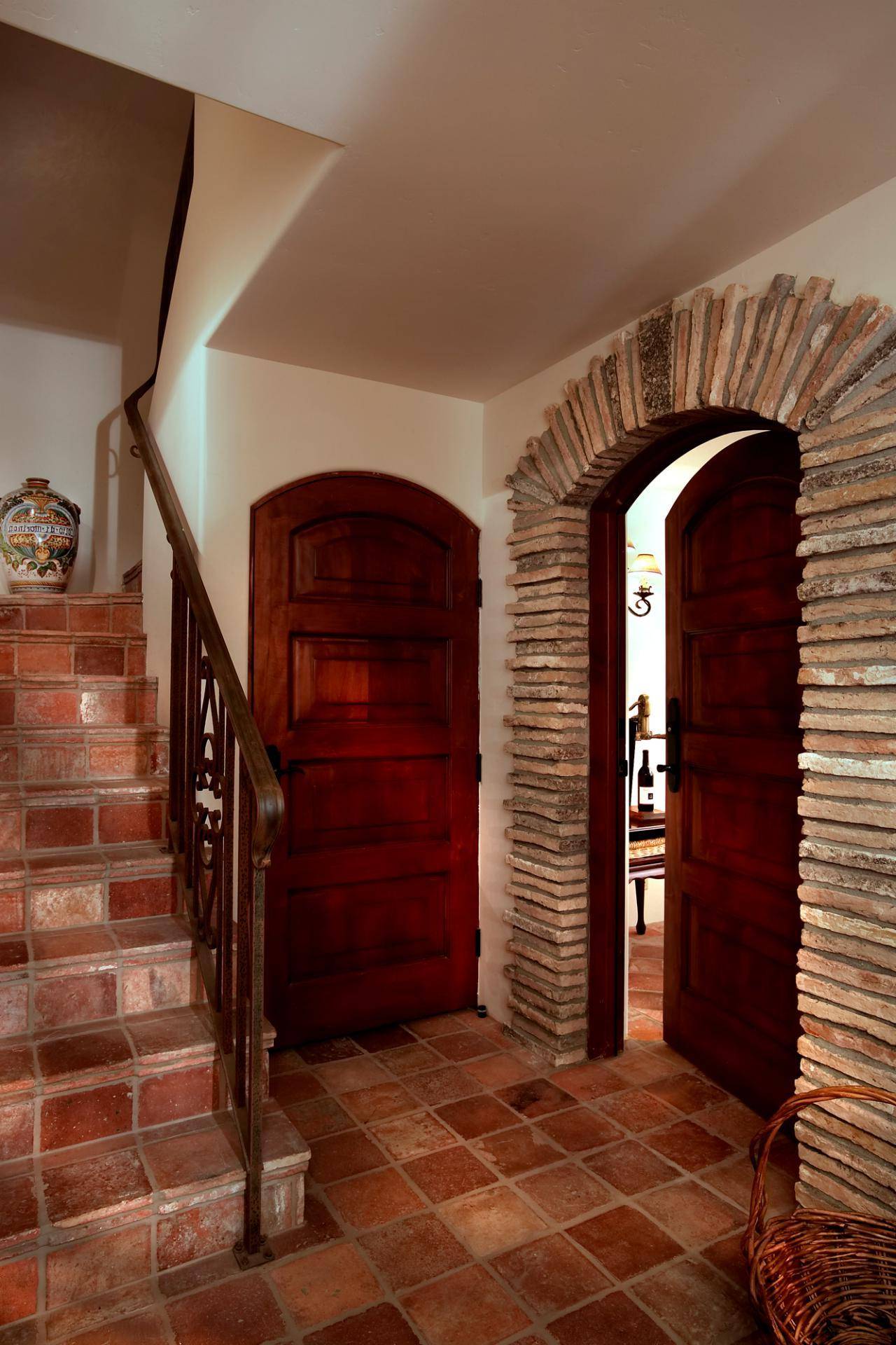 Отделка коридора в квартире декоративным камнем: фото дизайнов и пошаговая инструкция