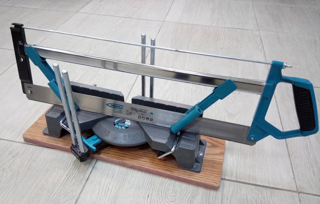 Как сделать угол на потолочном плинтусе