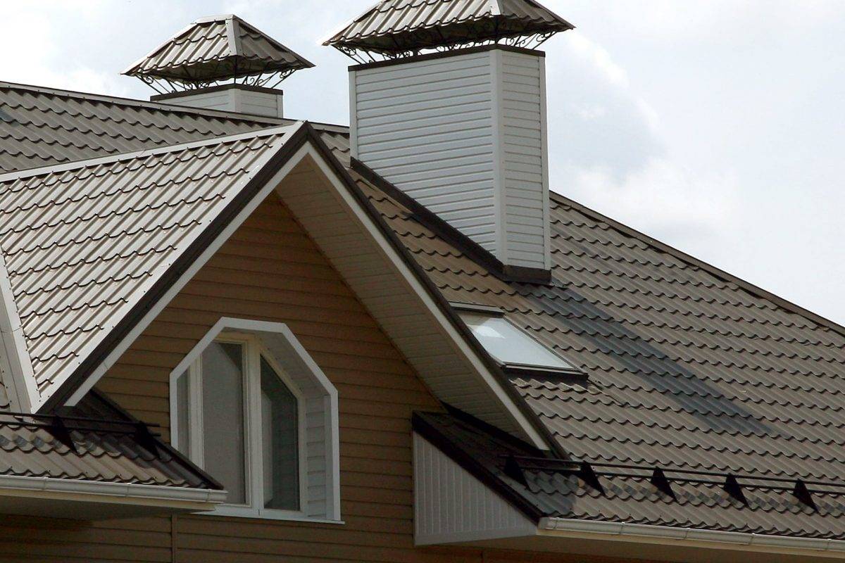 Как выбрать металлочерепицу для кровли: критерии и характеристики