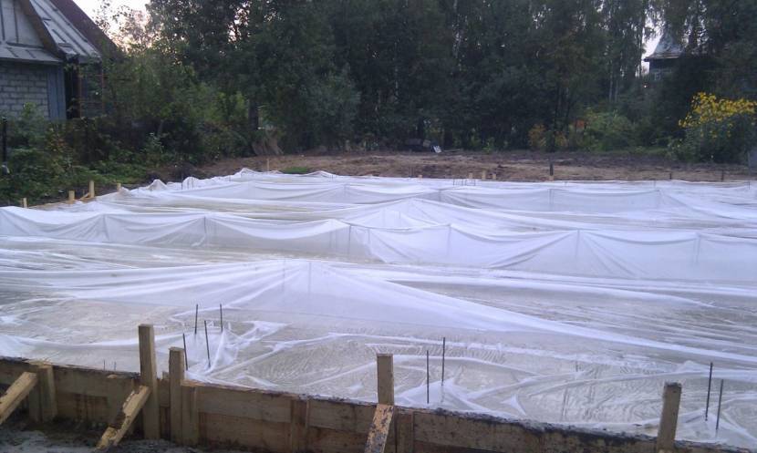 Когда снимать опалубку после заливки бетона: примерное время