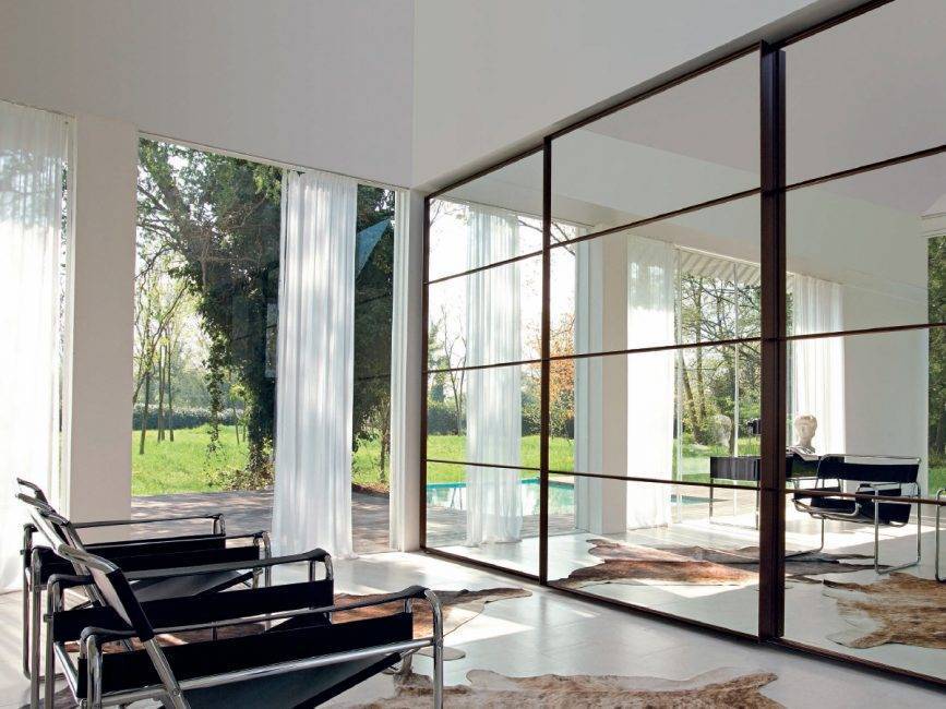 Входная дверь с зеркалом: креативный декор или практичное решение?