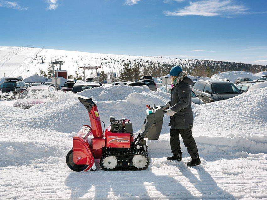 Ручной снегоуборщик: особенности конструкции и применения