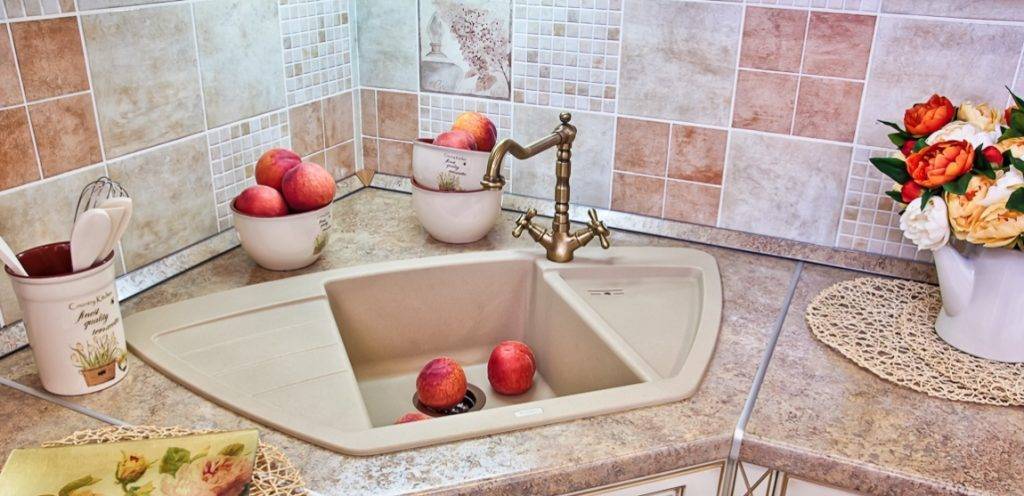 Угловая мойка для кухни: оптимальный вариант для малогабаритного помещения