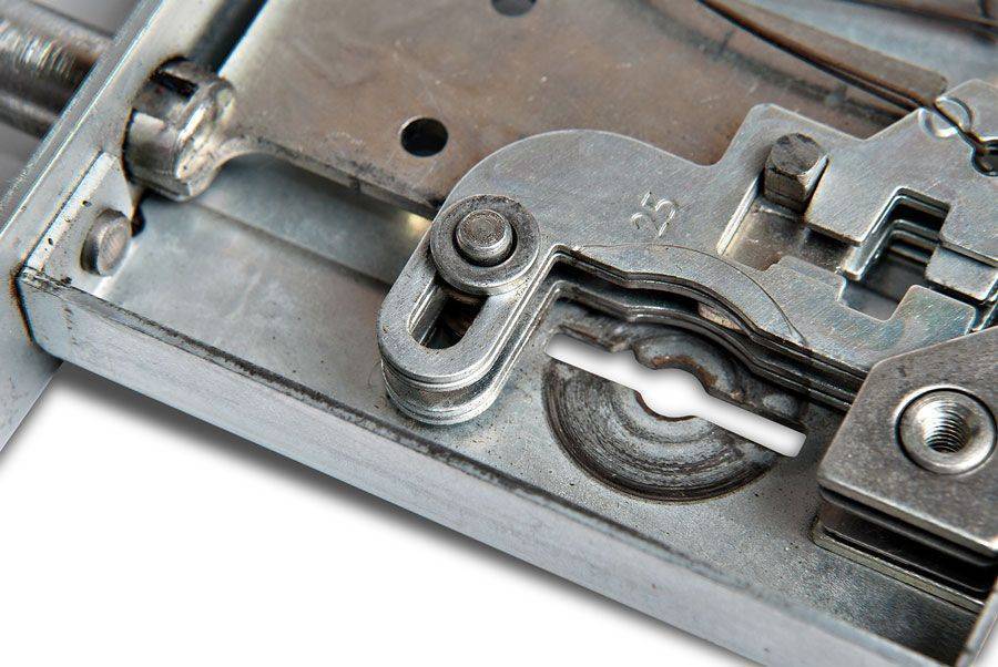 Замена дверного замка: причины поломок и подробная инструкция по их устранению