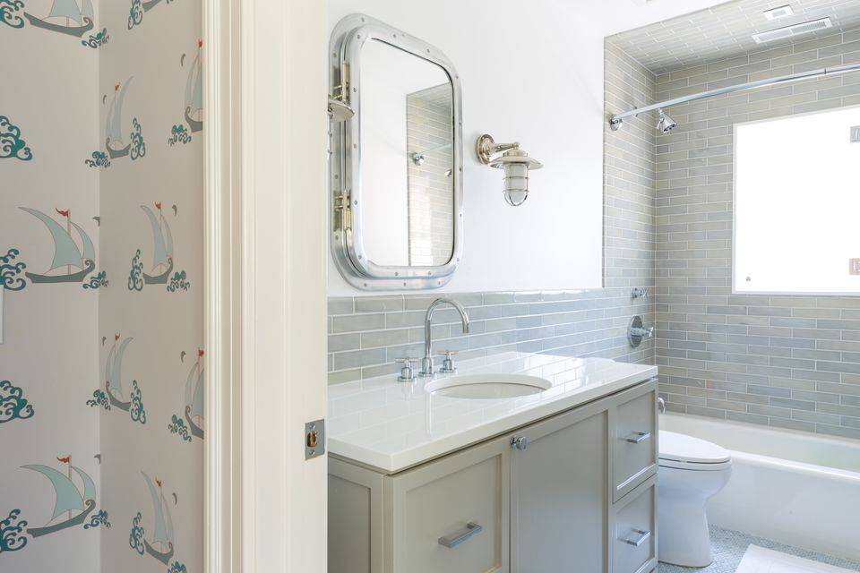 Стеклянные раковины для ванной комнаты: виды, плюсы и минусы, обзор лучших производителей