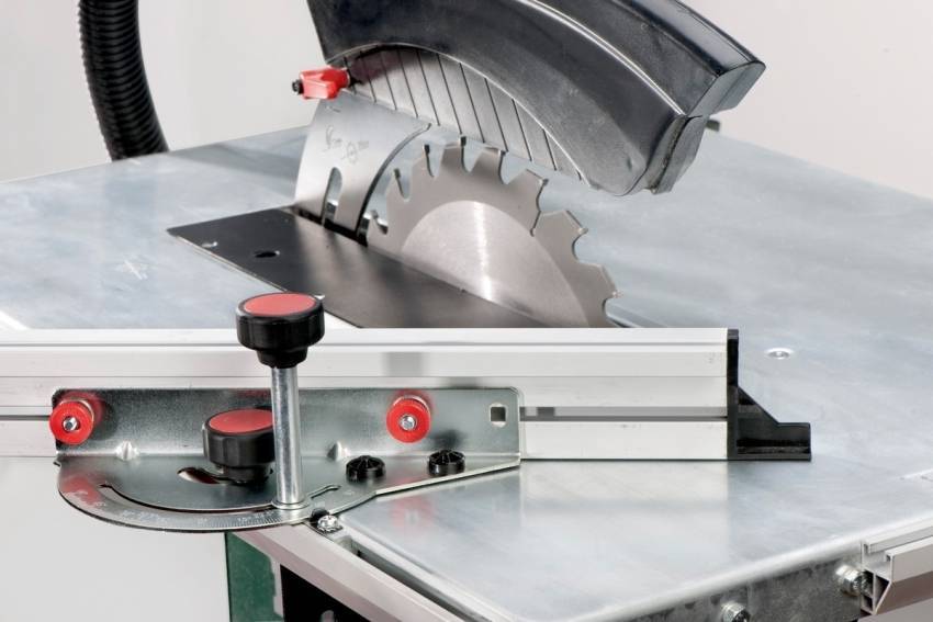 Стационарная циркулярная пила: незаменимый помощник для распиловки материала