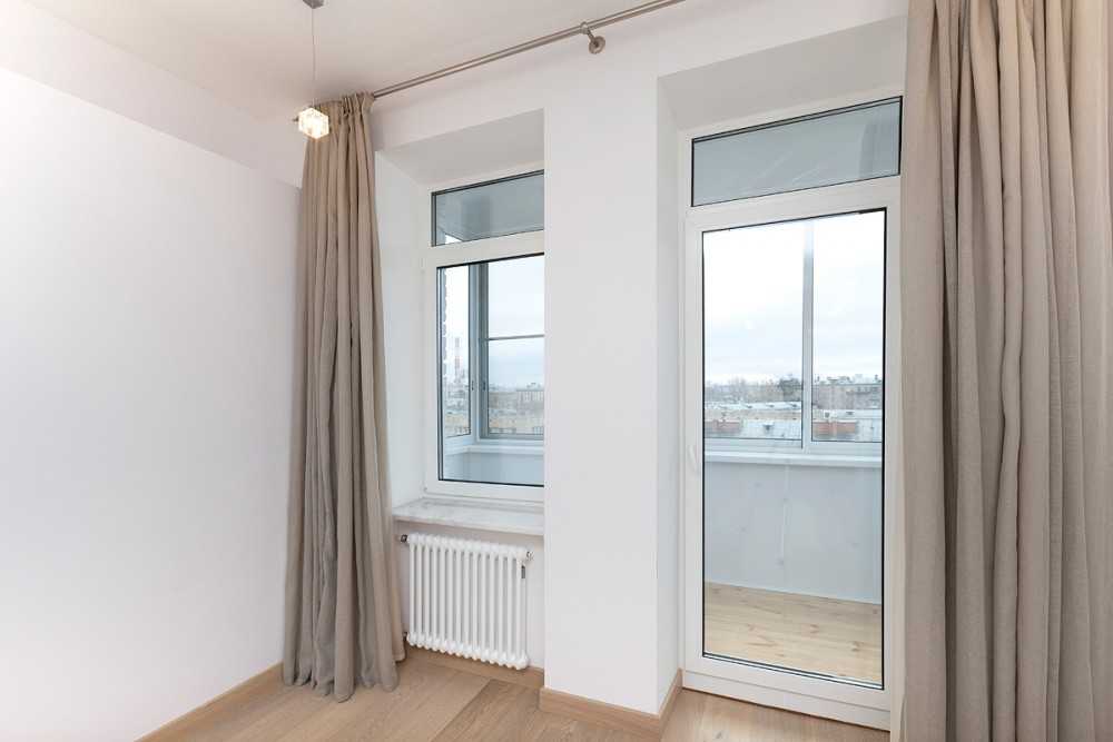 Входная дверь со стеклом для частного дома: великолепные примеры оформления