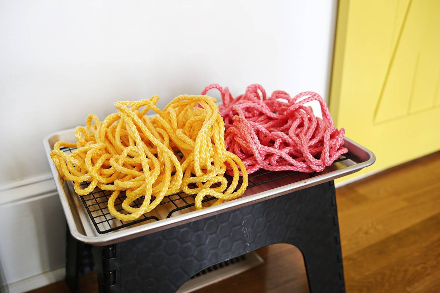 Когтеточка для кошек своими руками: основной способ уберечь поверхности в доме