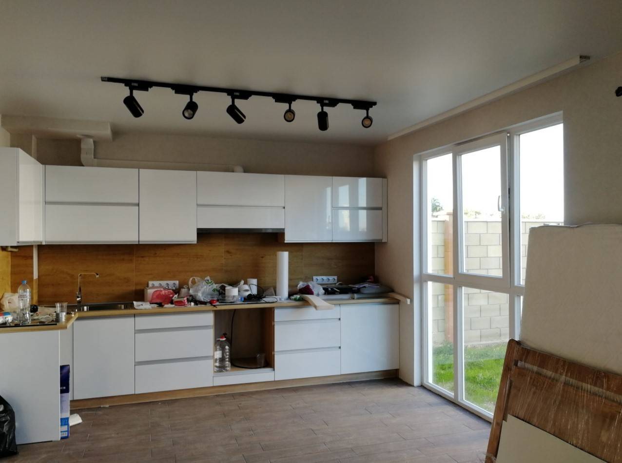 Натяжной потолок на кухне. Дизайн. Фото решений. Правильный монтаж