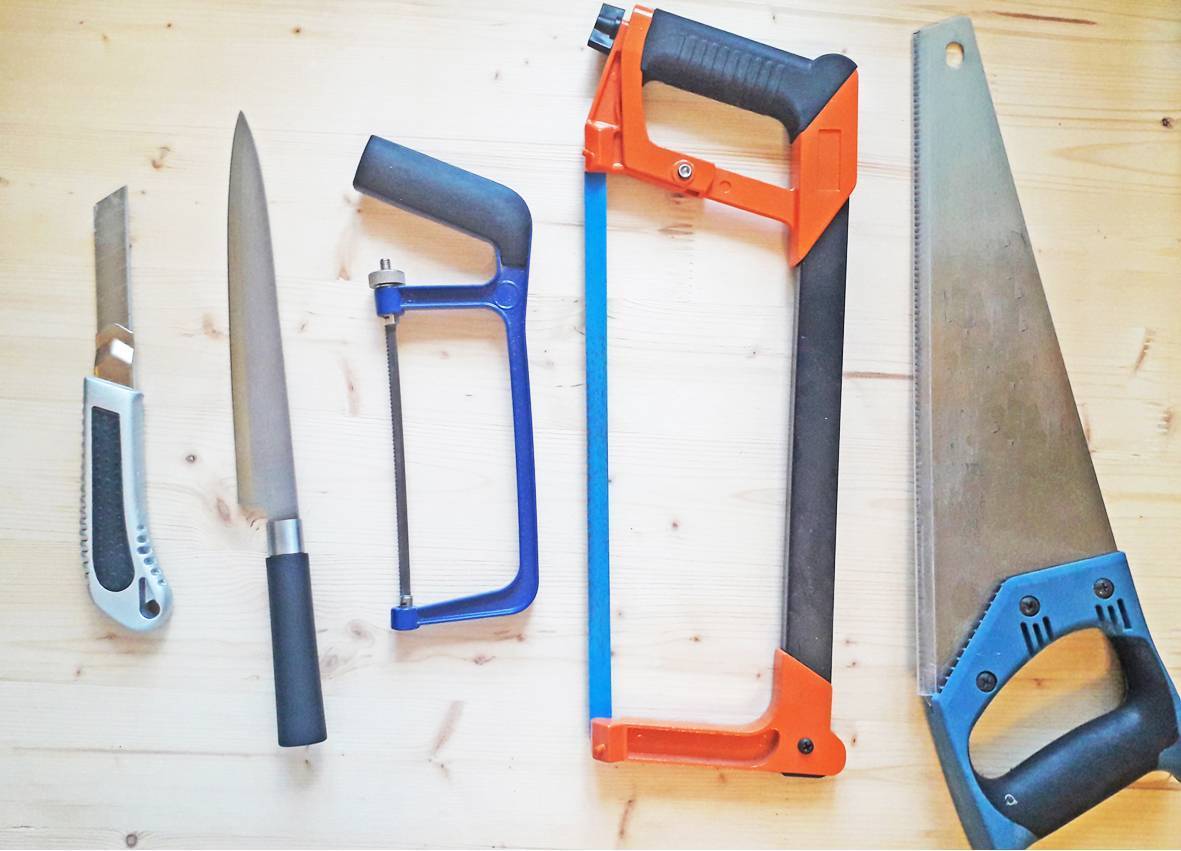 Как сделать угол на потолочном плинтусе