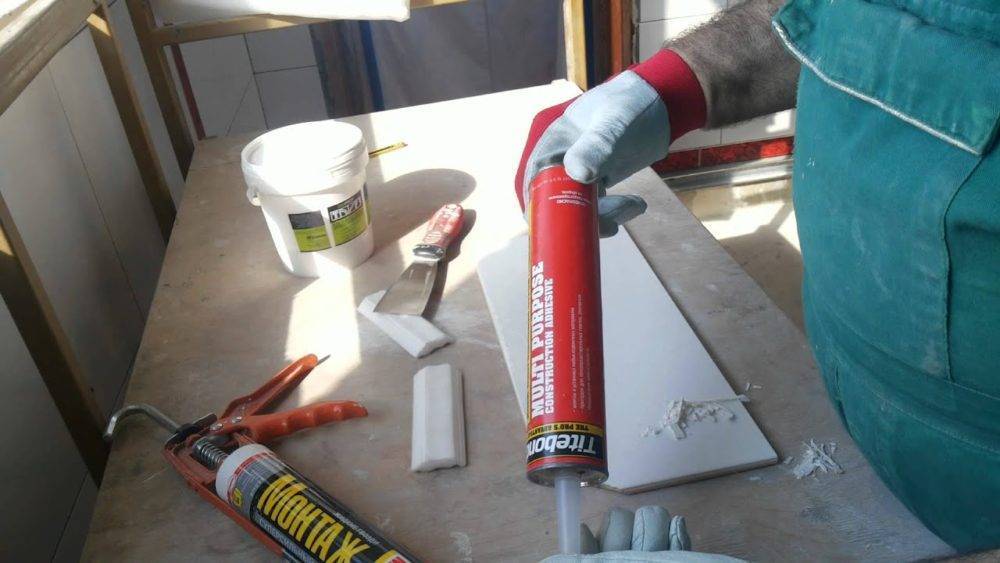 Как сделать угол потолочного плинтуса: пошаговая инструкция с использованием стусла и без него