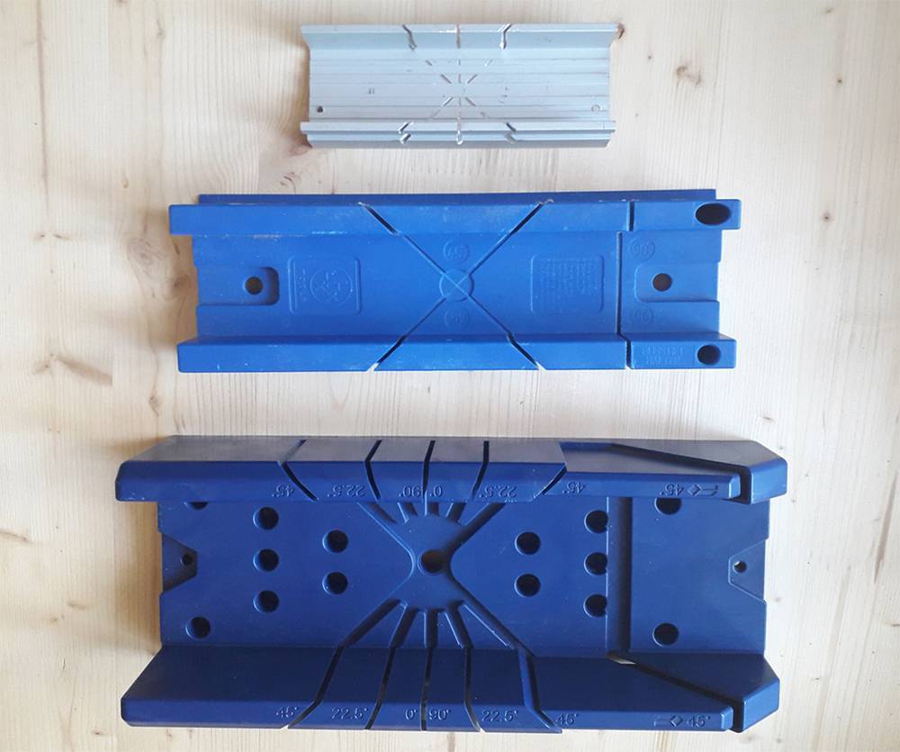 Как сделать угол на потолочном плинтусе