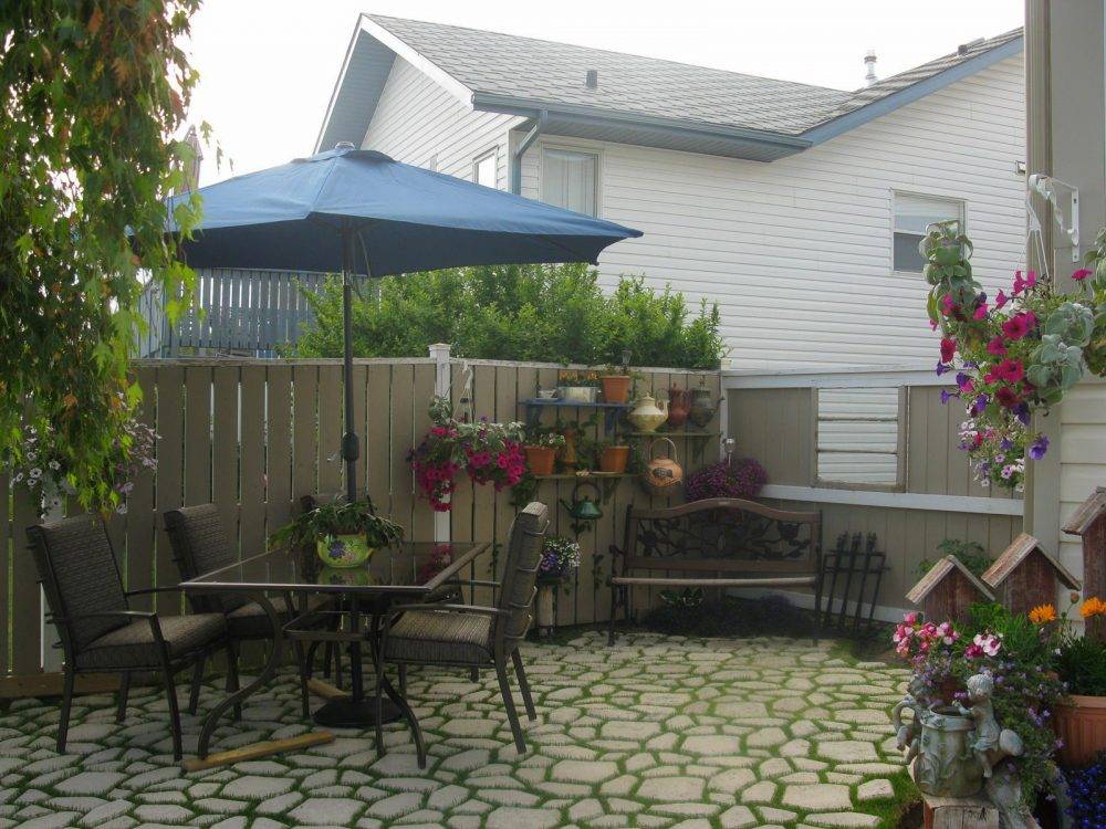 Клумбы во дворе частного дома: фото оригинальных идей