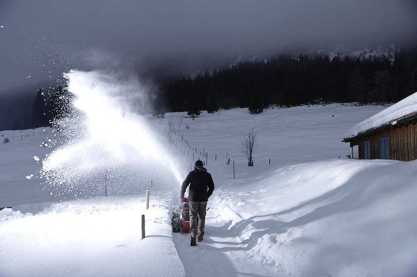 Ручной снегоуборщик: особенности конструкции и применения