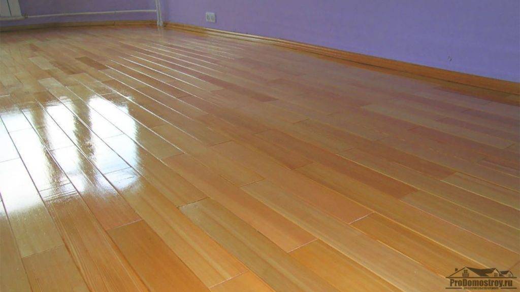 Пол деревянный: согреет холодной зимой и подарит прохладу знойным летом