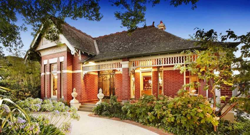 Кирпичный дом: фото традиционных фасадов и нестандартных архитектурных решений