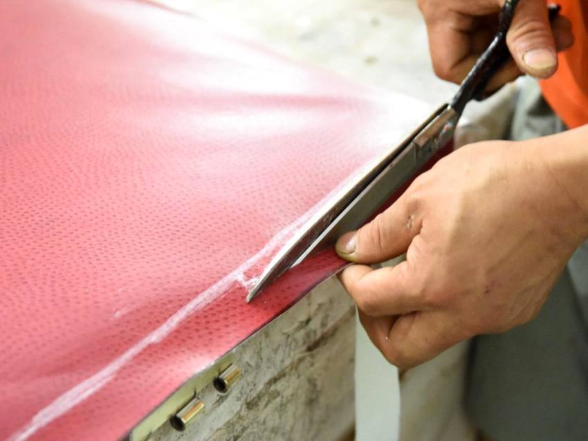 Обивка двери дермантином: новая жизнь старой технологии