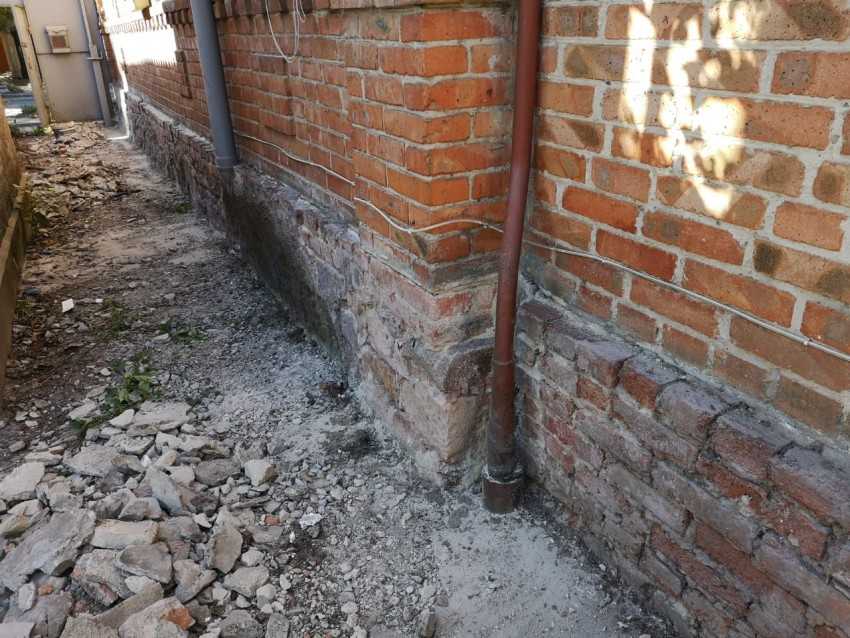 Отделка фундамента дома под камень своими руками: пошаговая инструкция с фото