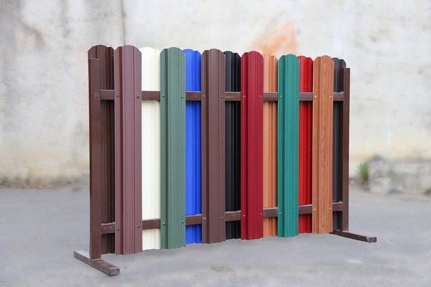 Забор из металлического штакетника: фото аккуратных ограждений