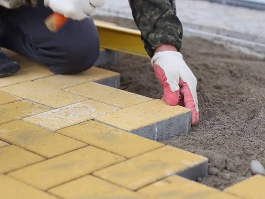 Особенности укладки тротуарной плитки своими руками: пошаговая инструкция для начинающих