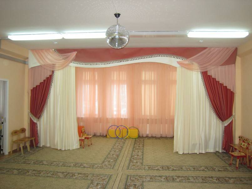 Шторы в гостиную: способы декорирования и соответствие интерьеру